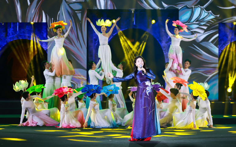 Ca sĩ Bảo Yến mượt mà với làn điệu dân ca Bắc Bộ.