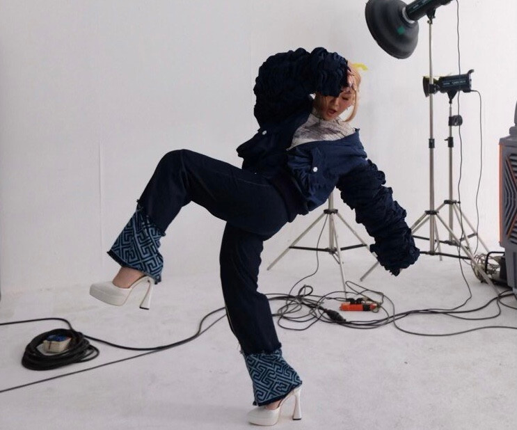 Cá tính và trang phục tự mình thiết kế là yếu tố thu hút khán giả của Hà Minh.