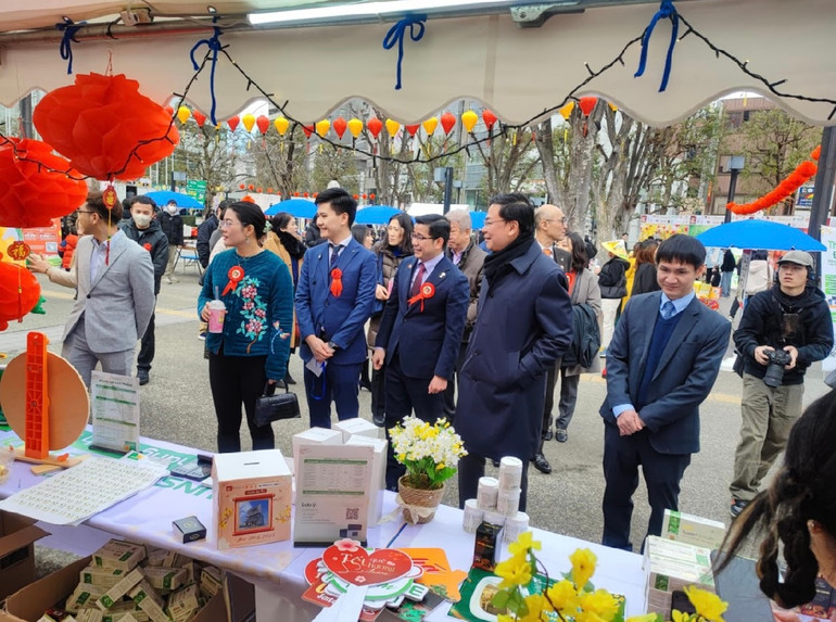 Các đại biểu, khách mời tham quan các gian hàng tại khu hội chợ trong không gian lễ hội.