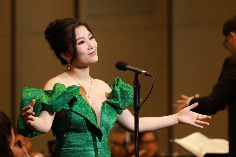 Giọng hát Trang Trần đưa khán giả đến những khoảng lặng trữ tình qua các nhạc phẩm tình yêu của các nhạc sĩ nổi tiếng.