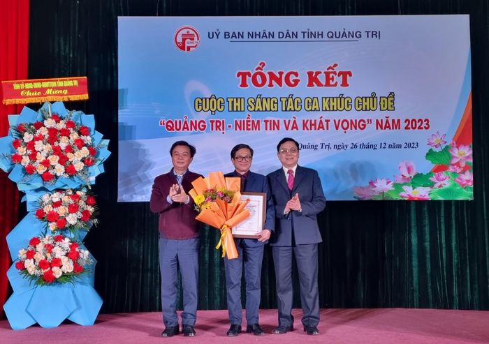 Các đồng chí lãnh đạo tỉnh Quảng Trị trao giải Nhất dành cho nhạc sĩ Võ Thế Hùng.