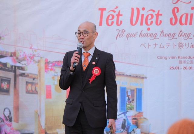 Phó Thống đốc tỉnh Saitama Horimitsu Atsushi phát biểu khai mạc lễ hội.