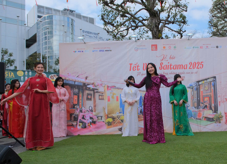 Ca sĩ Bạch Trà biểu diễn cùng các bạn trẻ Việt Nam tại Saitama trong lễ hội.