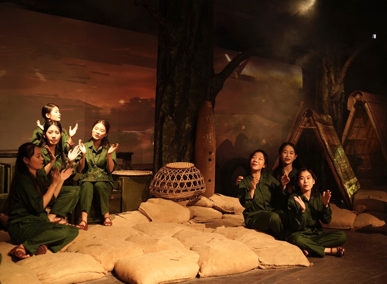 Nét hồn nhiên, yêu đời của 10 nhân vật nữ Thanh niên xung phong Ngã ba Đồng Lộc. (Ảnh: TRẦN HẢI)