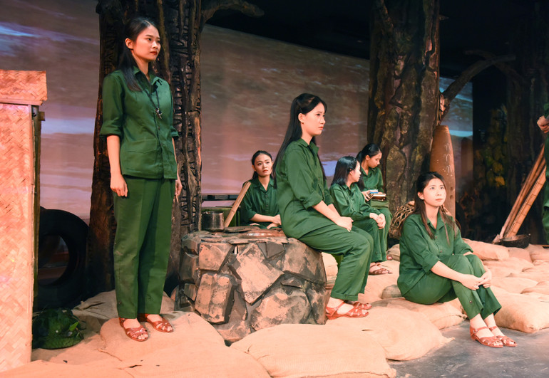 Mỗi nhân vật một nét tính cách riêng, nhưng điểm chung của họ là lòng yêu nước. (Ảnh: TRẦN HẢI)