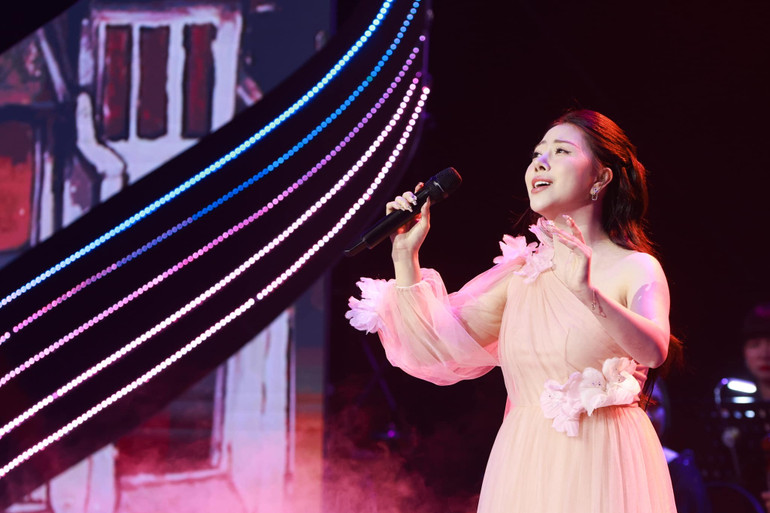 Ca sĩ Bảo Yến trình diễn đầy cảm xúc. Ca sĩ Bảo Yến trình diễn đầy cảm xúc.
