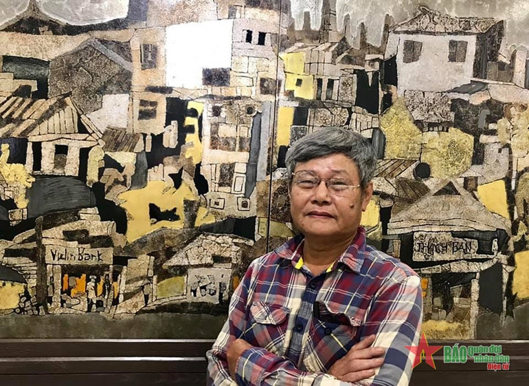 Hoạ sĩ Văn Chiến bên một tác phẩm sơn mài trứng khổ lớn mang phong cách riêng của ông. (Ảnh: Báo Quân đội nhân dân)