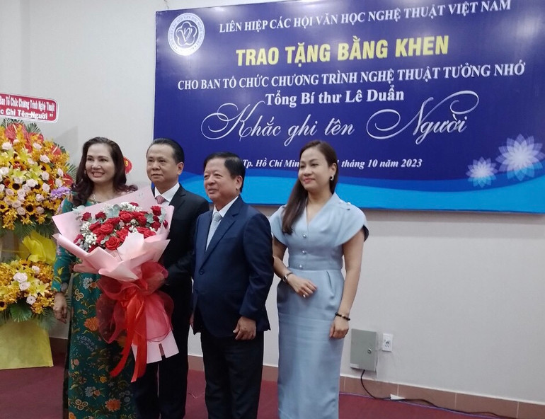 Lãnh đạo Ủy ban toàn quốc Liên hiệp các Hội Văn học nghệ thuật Việt Nam tặng hoa Ban Chỉ đạo và Tổ chức Chương trình.
