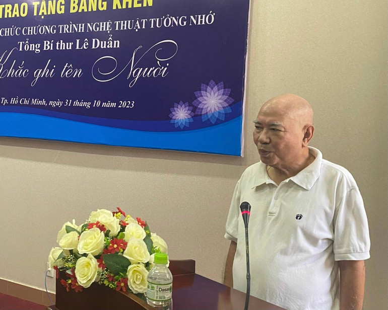 Nhà văn Châu La Việt, tác giả kịch bản chương trình phát biểu tại buổi lễ.