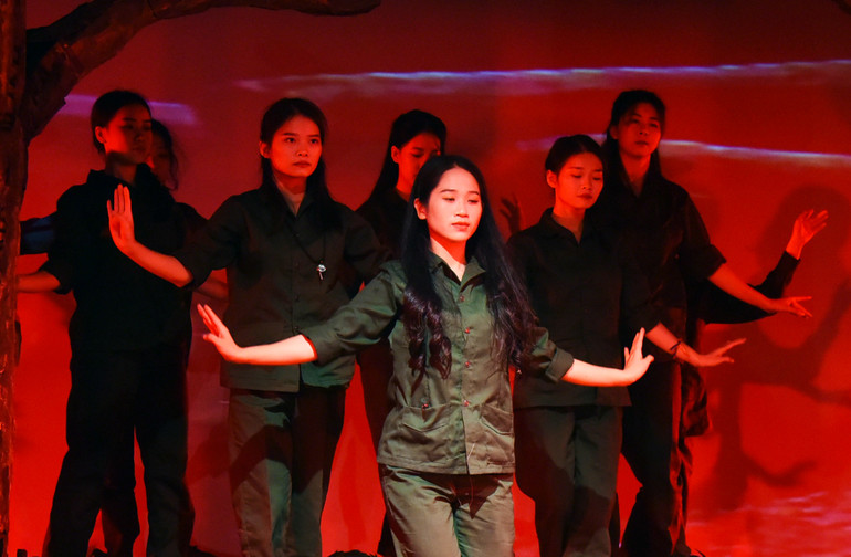 10 nữ Anh hùng liệt sĩ Thanh niên xung phong Ngã ba Đồng Lộc như cánh chim trắng hóa thân vào bầu trời quê hương. (Ảnh: TRẦN HẢI).