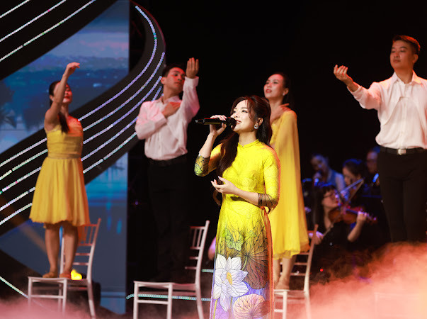 Ca sĩ Mai Diệu Ly biểu diễn trong chương trình. Ca sĩ Mai Diệu Ly biểu diễn trong chương trình.