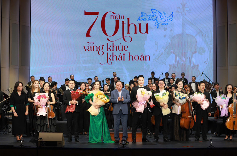 Lãnh đạo thành phố tặng hoa các nghệ sĩ trong đêm nhạc Bản giao hưởng hoà bình 2024.