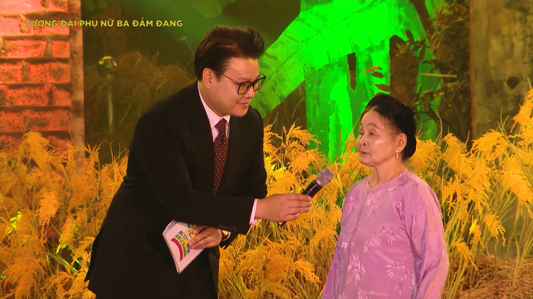 Giao lưu với nhân chứng khởi nguồn phong trào phụ nữ "Ba đảm đang" là bà Lê Thị Quýnh, nguyên Chủ tịch Hội Phụ nữ xã Trung Châu (huyện Đan Phượng).