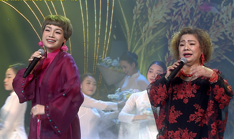 Nghệ sĩ Nhân dân Thanh Hoa,ca sĩ Ngọc Khuê thể hiện ca khúc "Mùa Xuân làng lúa, làng hoa".