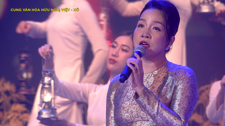 Ca sĩ Mỹ Linh biểu diễn tại đầu cầu Tượng đài Phụ nữ Ba đảm đang, huyện Đan Phượng.