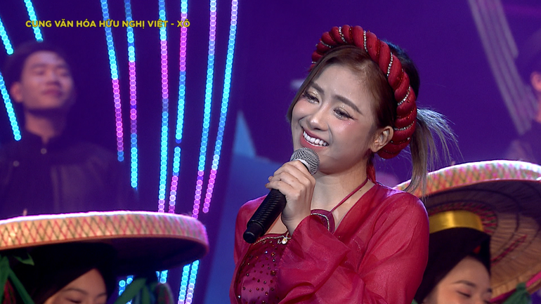 Ca sĩ Dương Hoàng Yến thể hiện ca khúc "Những cô gái quan họ".