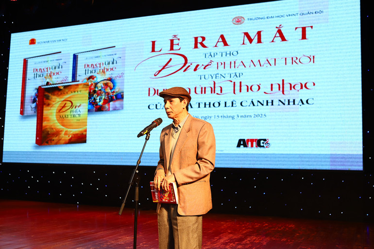 Nhà nghiên cứu Bùi Việt Thắng tại lễ ra mắt tập thơ và tuyển tập ca khúc.