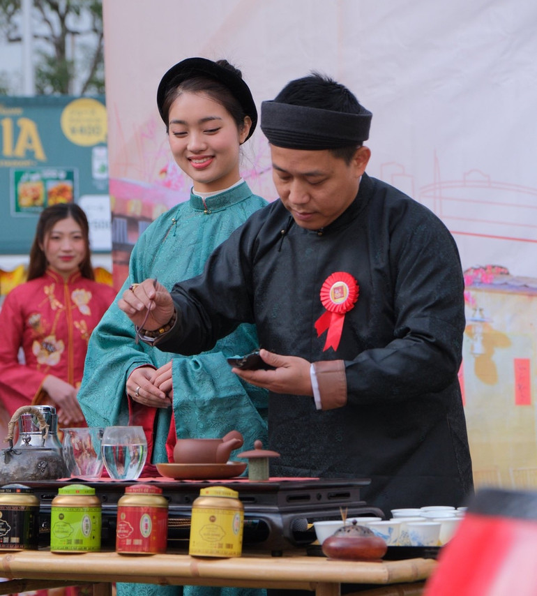 Nghệ nhân trà Đào Đức Hiếu và trà nương Ngọc Diệp thực hiện các nghi thức pha trà Việt.