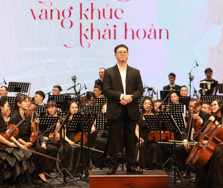 Nhạc trưởng Mai Xuân Hải chỉ huy đêm nhạc.