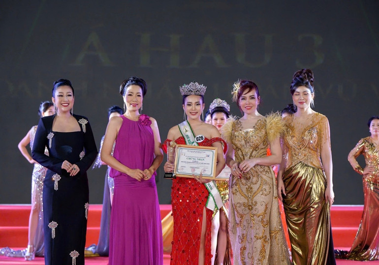 Nguyễn Thị Phương Nga đạt danh hiệu Á hậu 3.