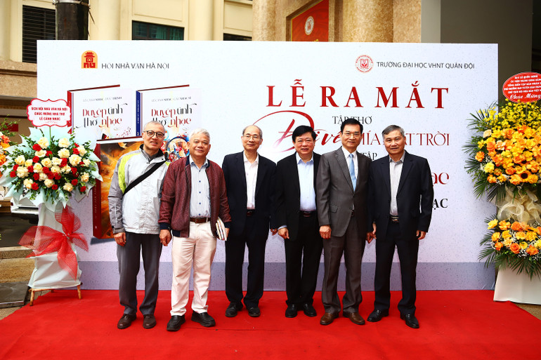 Các nhà văn, nhà thơ chung vui cùng nhà thơ Lê Cảnh Nhạc (thứ hai, bên phải).