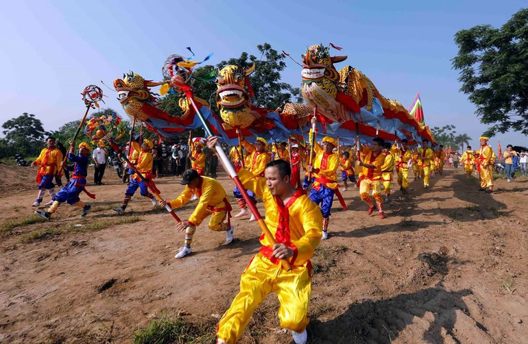 Lễ hội Chử Đồng Tử-Tiên Dung tại xã Tự Nhiên, huyện Thường Tín, Hà Nội hằng năm thu hút hàng nghìn khách thập phương tham dự. (Ảnh: TRẦN VIỆT). Lễ hội Chử Đồng Tử-Tiên Dung tại xã Tự Nhiên, huyện Thường Tín, Hà Nội hằng năm thu hút hàng nghìn khách thập phương tham dự. (Ảnh: TRẦN VIỆT).