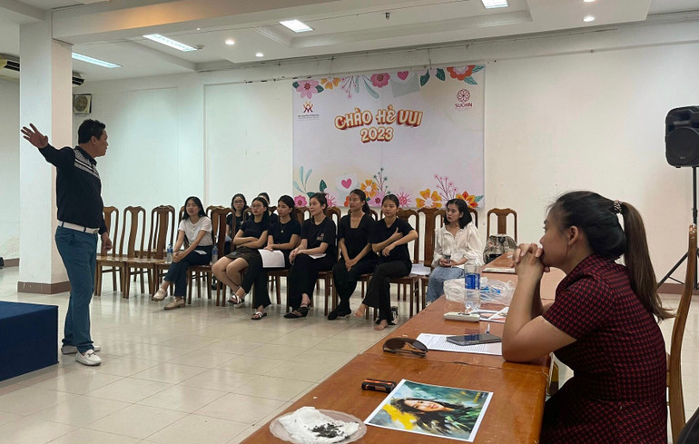 Đạo diễn Lê Quý Dương hướng dẫn các thí sinh về diễn xuất (Ảnh MINH GIANG)