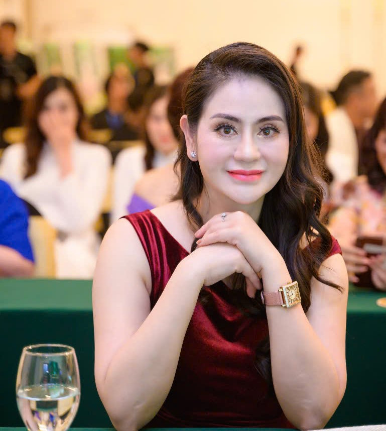 Á hậu Hồng Nhung - Phó Ban Tổ chức cuộc thi. Á hậu Hồng Nhung - Phó Ban Tổ chức cuộc thi.