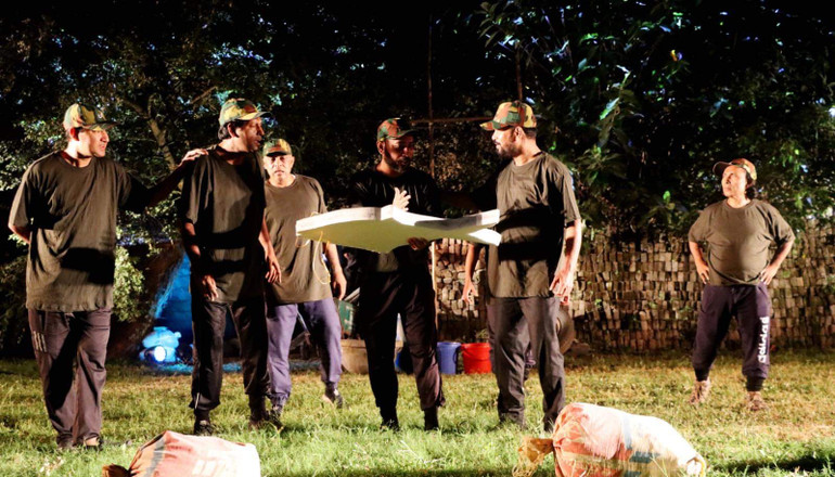 Các nghệ sĩ Bangladesh nghiên cứu thiết kế sân khấu vở "Huyền thoại tuổi thanh xuân".