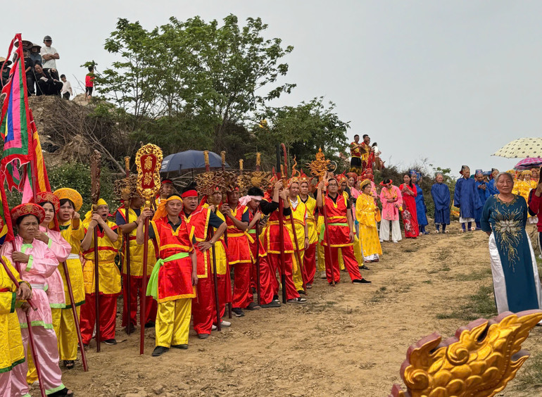 Chuẩn bị cho lễ rước sôi động từ đồng bãi ven sông về đình Thái Bình trong lễ hội mùa xuân. Chuẩn bị cho lễ rước sôi động từ đồng bãi ven sông về đình Thái Bình trong lễ hội mùa xuân.