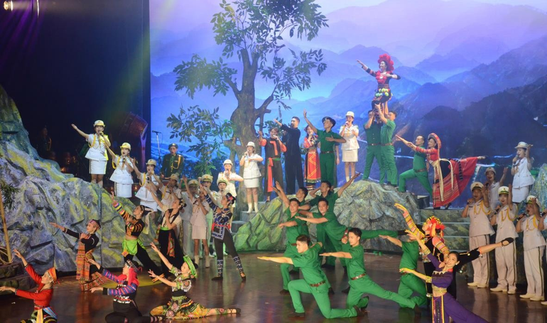 Mai Chi và các nghệ sĩ Đoàn Nghệ thuật Bộ đội Biên phòng trong tiết mục biểu diễn trường ca "Mạch nguồn" đoạt Huy chương vàng Hội diễn nghệ thuật chuyên nghiệp về đề tài Quốc phòng toàn dân năm 2023.