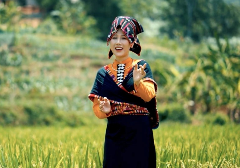 Mai Chi biểu diễn trong MV "Hát về những mùa vàng và lá cờ Tổ quốc:.