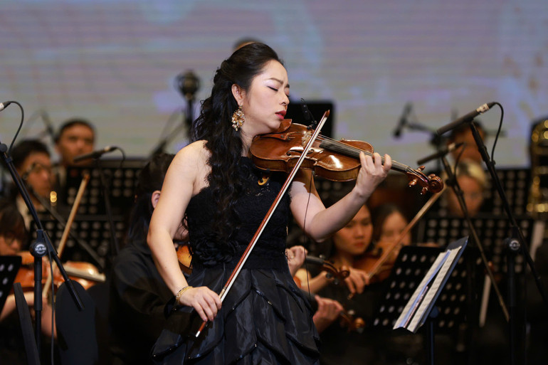 Nghệ sĩ violin Trịnh Minh Hiền mang đến giai điệu da diết của những hoài niệm.