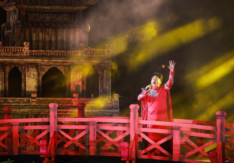 Ca sĩ Tùng Dương hát "Một thoáng Tây Hồ".