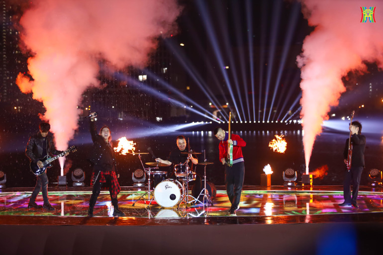 Ban nhạc Ngũ Cung cũng "cháy hết mình" trên sân khấu "Khúc Xuân Hà Nội". Ban nhạc Ngũ Cung cũng "cháy hết mình" trên sân khấu "Khúc Xuân Hà Nội".