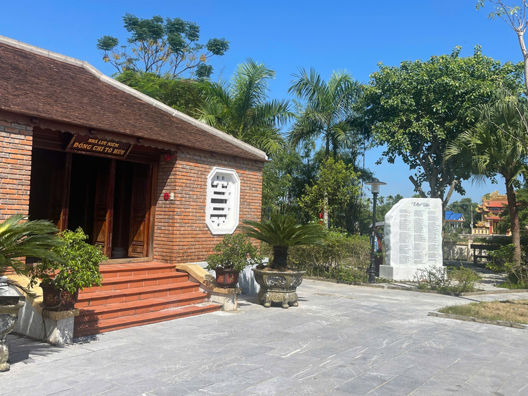 Bức thạch bia "Việt Bắc" tại Công viên văn hóa và khu lưu niệm nhà thơ Tố Hữu ở xã Quảng Thọ, huyện Quảng Điền (Thừa Thiên Huế). Bức thạch bia "Việt Bắc" tại Công viên văn hóa và khu lưu niệm nhà thơ Tố Hữu ở xã Quảng Thọ, huyện Quảng Điền (Thừa Thiên Huế).