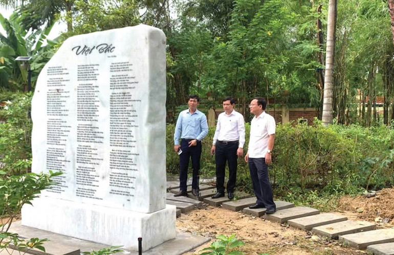 Tấm thạch bia trường ca "Việt Bắc" mang nhiều ý nghĩa, là tấm lòng của các văn nghệ sĩ nhân kỷ niệm 104 năm Ngày sinh nhà thơ Tố Hữu. Tấm thạch bia trường ca "Việt Bắc" mang nhiều ý nghĩa, là tấm lòng của các văn nghệ sĩ nhân kỷ niệm 104 năm Ngày sinh nhà thơ Tố Hữu.