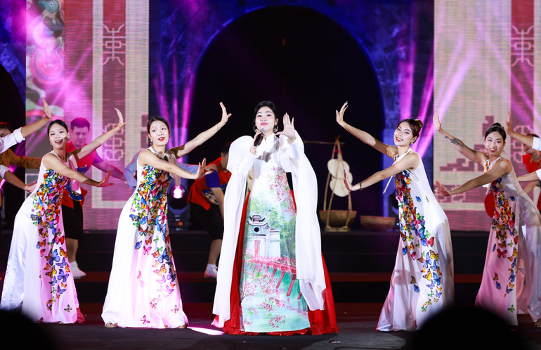 Ca sĩ Hà Myo với Xẩm Hà Nội.