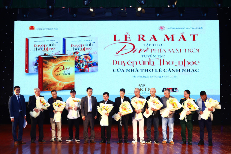 Các nhà thơ, nhà văn và bạn bè chúc mừng nhà thơ Lê Cảnh Nhạc.