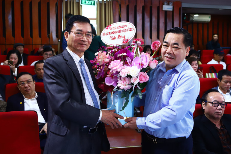 Nhà thơ Lê Cảnh Nhạc (bên trái) tại buổi lễ.