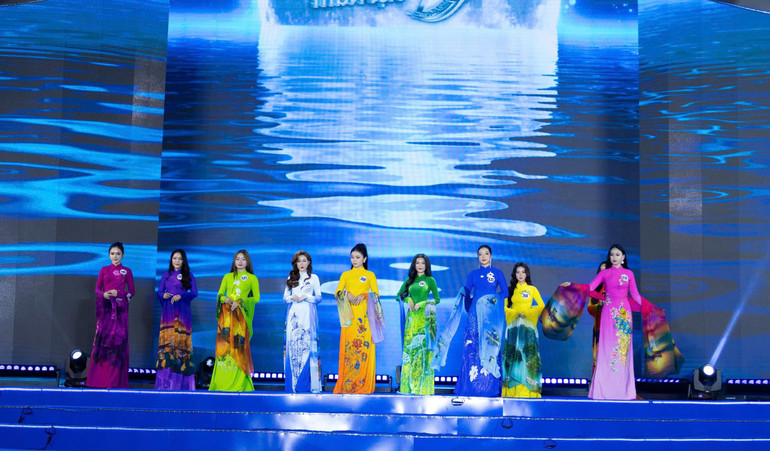 Các thí sinh thể hiện phần trang phục áo dài tại cuộc thi bán kết.