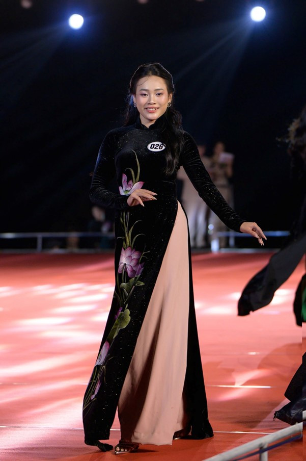 Thí sinh người đẹp doanh nhân trong một tác phẩm áo dài của bộ sưu tập "Sen Việt".