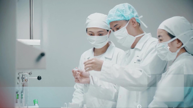 Một phóng sự về vai trò của người phụ nữ Việt Nam trong chương trình.