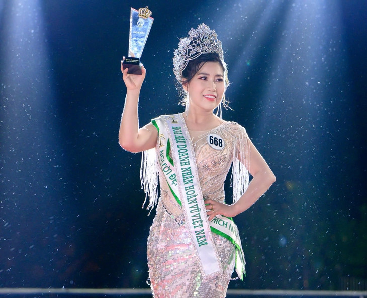 Tân Hoa hậu Lê Thị Hạnh cho biết vấn đề chị quan tâm là giáo dục và bảo vệ môi trường.