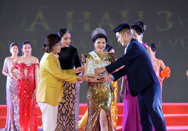 Người đẹp truyền thông thuộc về doanh nhân Nguyễn Thanh Trúc, đồng thời là Á hậu 3.