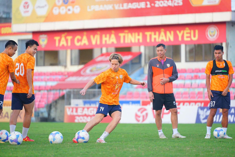 Tuy còn trẻ, nhưng Viktor Lê đã có kinh nghiệm ba năm thi đấu tại giải V.League 1. (Ảnh: HLHT)