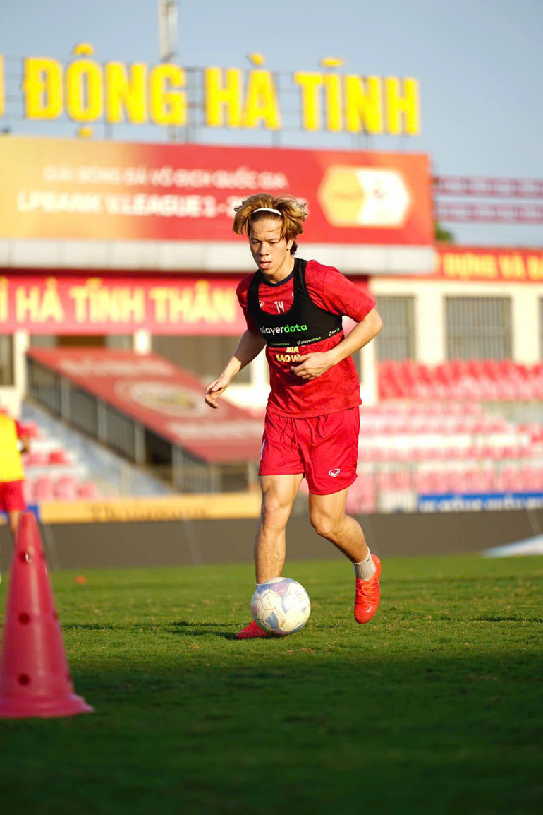 Mang phong cách bóng đá châu Âu, Viktor Lê là sự bổ sung cần thiết cho đội tuyển U22 và đội tuyển Việt Nam ở thời điểm hiện tại. (Ảnh: ĐỨC CƯỜNG)