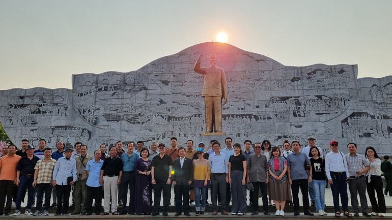 Các văn nghệ sĩ trong đoàn tham quan quảng trường Tây Bắc tại thành phố Sơn La.