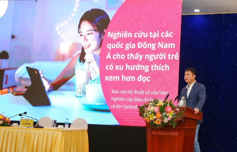 Nhà báo Nguyễn Hoàng Nhật trình bày tham luận.