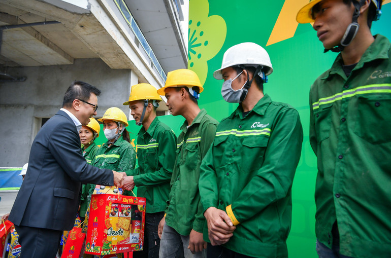 Đồng chí Lê Quốc Minh tặng quà Tết công nhân tại công trường.